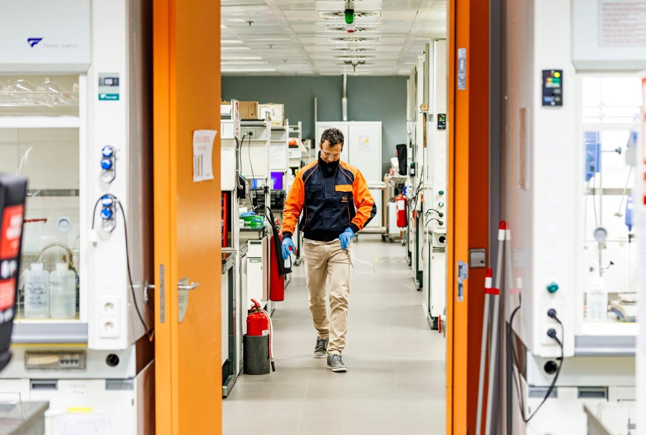Un trabajador del TECH Lab en las instalaciones