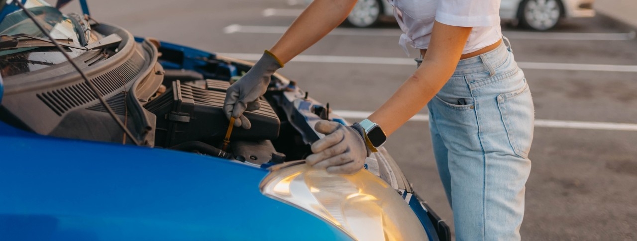 Mujer cambiando el aceite