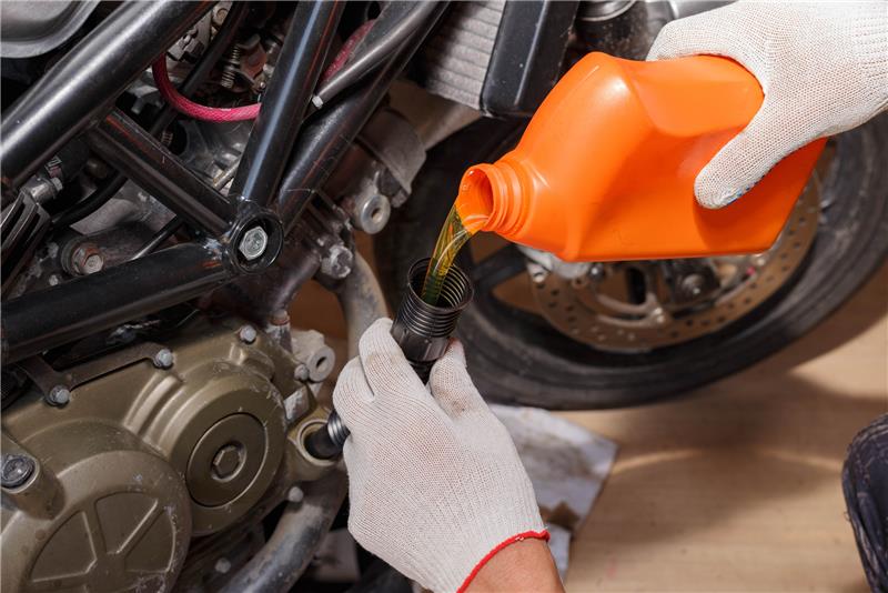 Mantenimiento de moto: 5 fallos al cambiar el aceite que debes evitar 