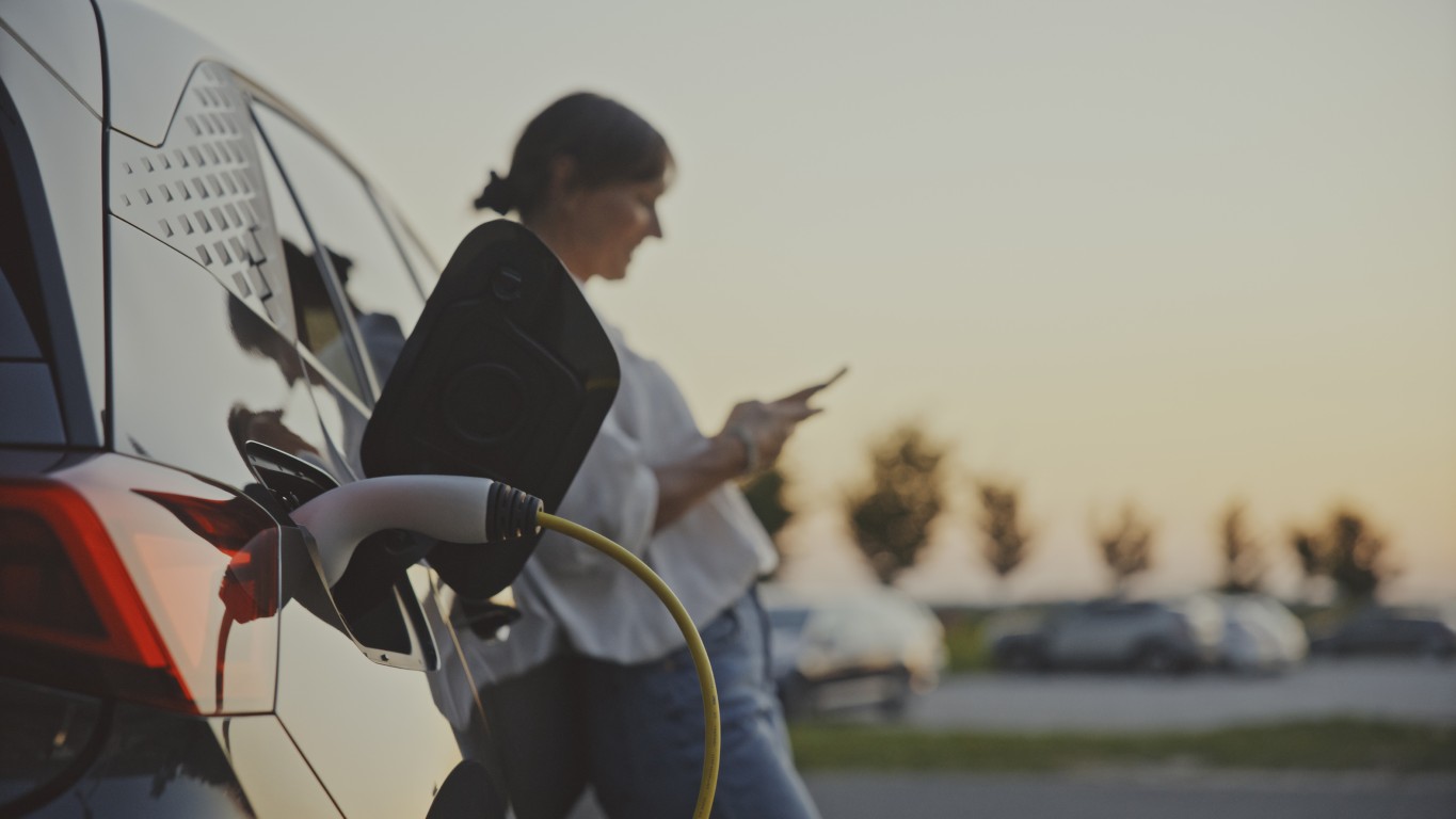 Persona cargando un coche